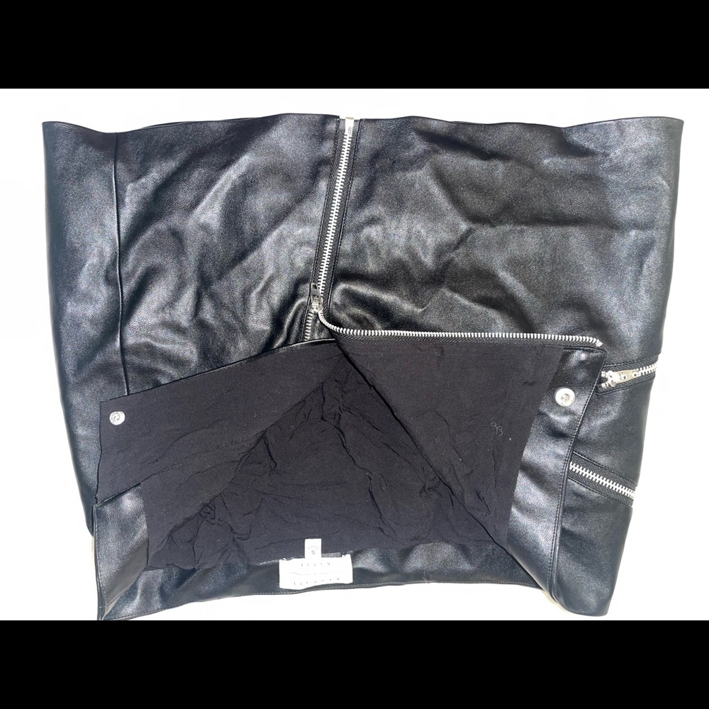 Leather Skirt with Zipper Details